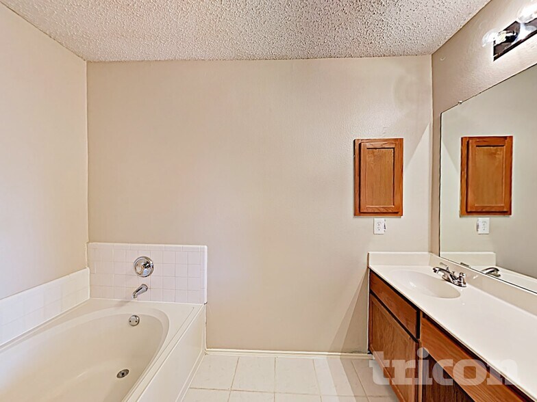 Building Photo - 2036 Talon Dr