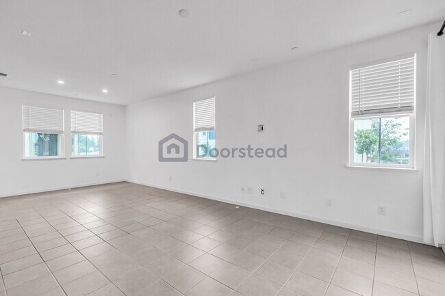 Building Photo - 1056 Knox Way