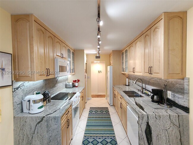 Building Photo - 2751 S Ocean Dr