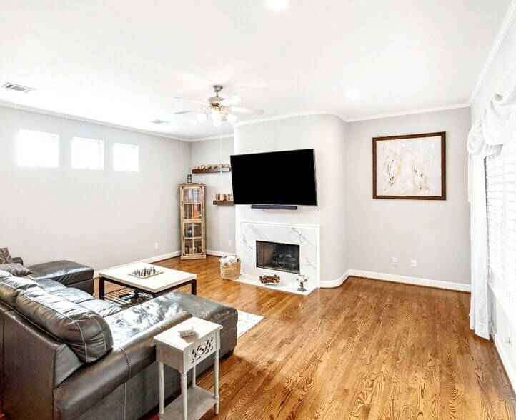 Building Photo - 548 Westcross St