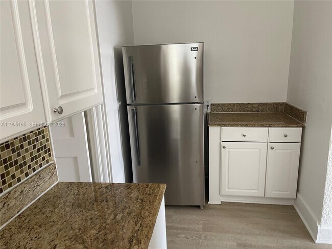 Building Photo - 119 NE 7th Ave