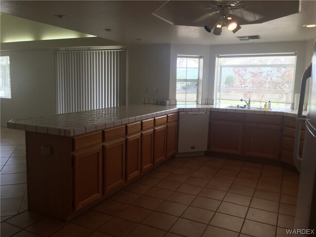 Building Photo - 2523 Country Club Dr