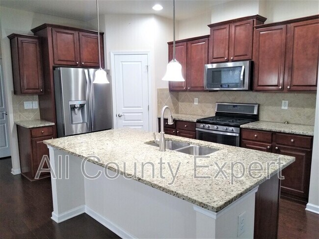 Building Photo - 635 Glenish CT