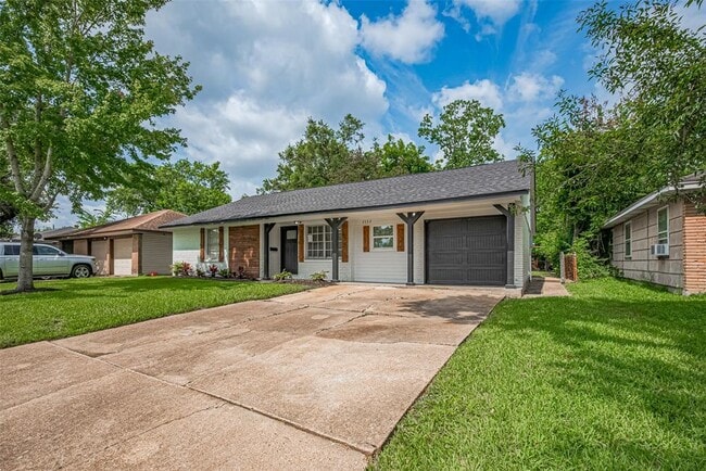 Building Photo - 2112 Walnut Ln