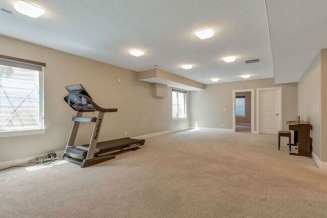 Building Photo - Upmarket Townhouse in Sought After Holladay City