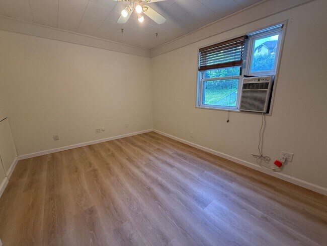 Building Photo - Updated Home - Greenfield