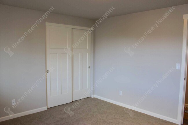 Building Photo - Newer single-level 3 BR home in NW Redmond with fenced backyard and RV parking