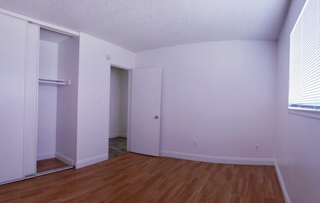 Building Photo - 328 Duchess Ave