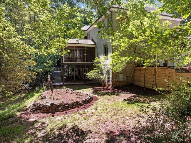 Building Photo - Luxurious 5-Bed Sanctuary with Scenic View...