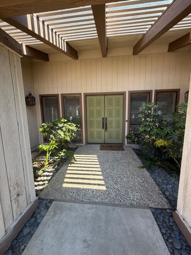 Building Photo - Great home with a pool for rent in Tulare!