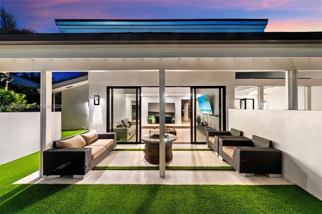 Building Photo - 207 Holiday Dr