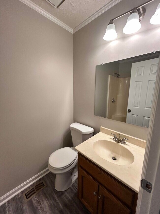 Building Photo - Stunning 3 bed / 2 bath home | Available now!