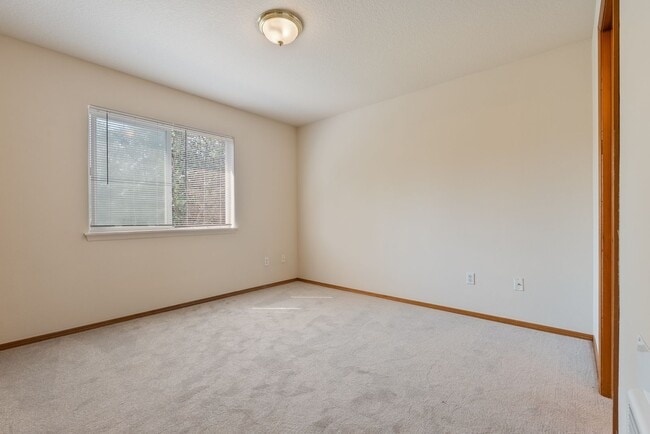 Building Photo - Spacious 2-Bedroom Duplex in SE Portland