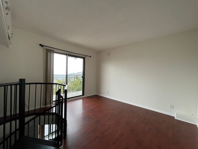 Building Photo - Gorgeous 5 Bed House - Amazing View!