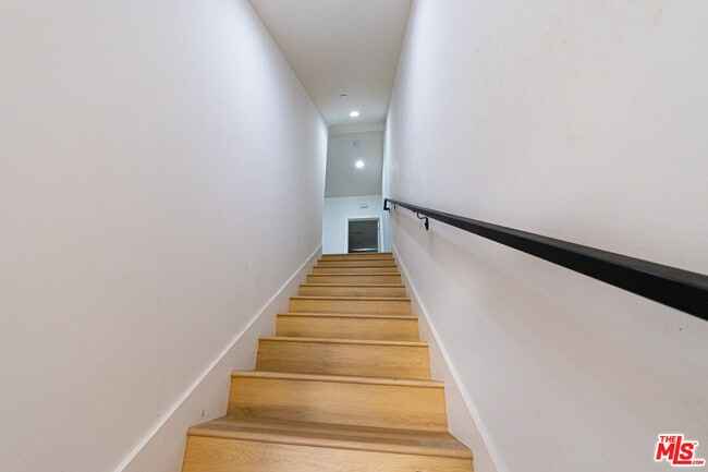 Building Photo - 5436 Romaine St