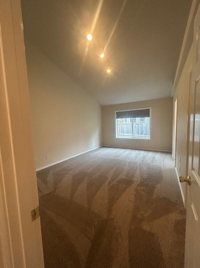 Building Photo - Beautiful Three Bedroom in Keizer