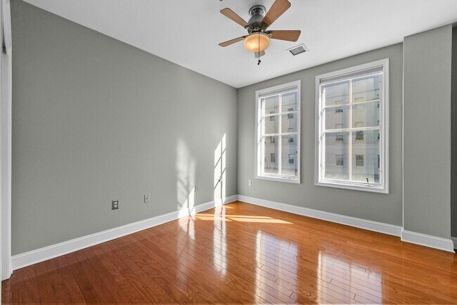 Building Photo - 727 Monroe St