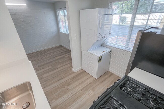 Building Photo - 1219 S Farmer Ave