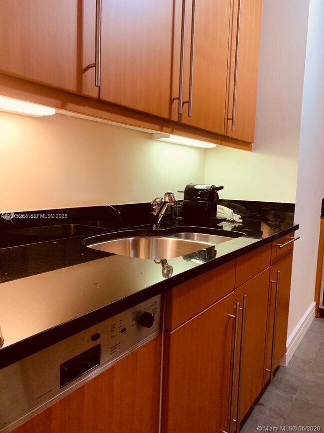 Building Photo - 1425 Brickell Ave