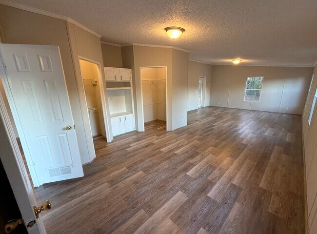 Building Photo - 103 Oak Ct