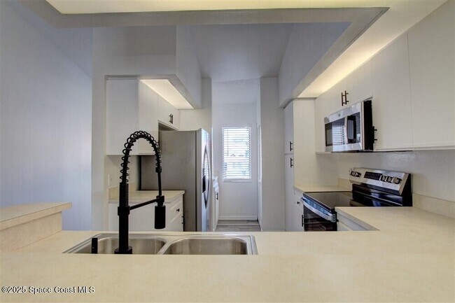 Building Photo - 1051 Country Club Dr