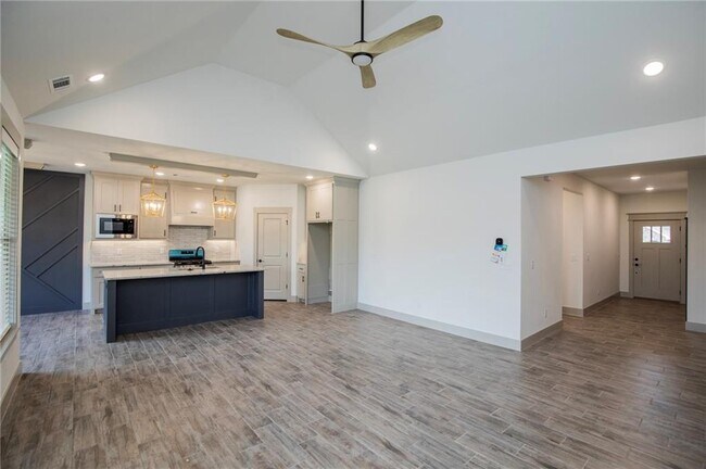 Building Photo - 108 White Oak St