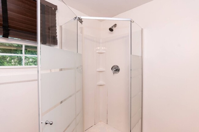 Building Photo - Charming Three Bedroom Home!