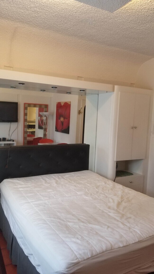 Building Photo - 7300 Ocean Terrace