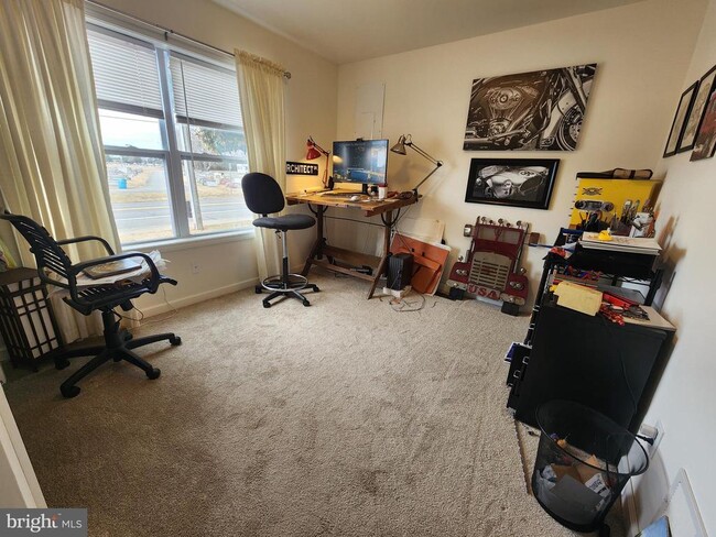 Building Photo - 903 N Walnut St