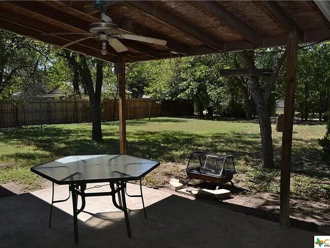 Building Photo - 3 Bed, 1 Bath with Hardwood Floors and Large Fenced Backyard