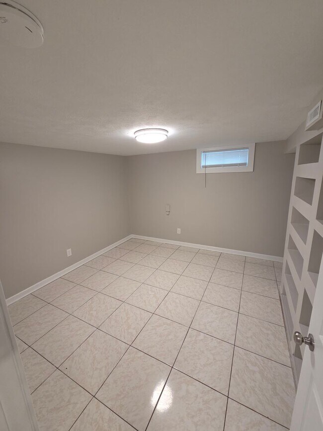 Building Photo - 3 bed, 2 bath, 1 car detached garage!