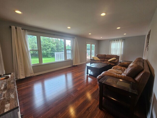 Building Photo - 400 Spring Lea Dr
