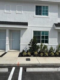 Building Photo - 1042 W Davis Pkwy