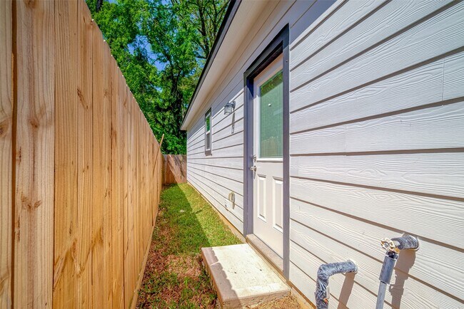 Building Photo - 352 Westchase St