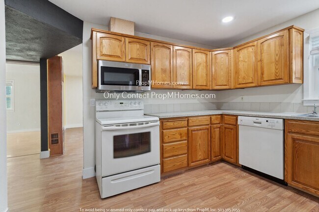 Building Photo - Two Bedroom, Single Level with an Entry Ramp - Large Fenced Yard!