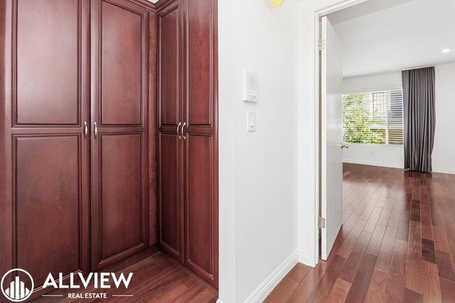 Building Photo - Beautifully Upgraded 2-Bed, 3-Bath Townhouse in Prime Westwood LA Area