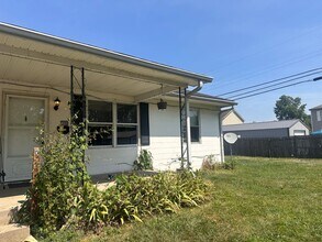 Building Photo - 3 bedroom, 1 bathroom Triplex: Martinsville