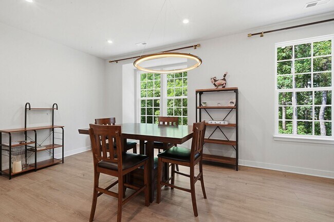 Building Photo - BEAUTIFUL TOWNHOME IN A GREAT AMENTIES!