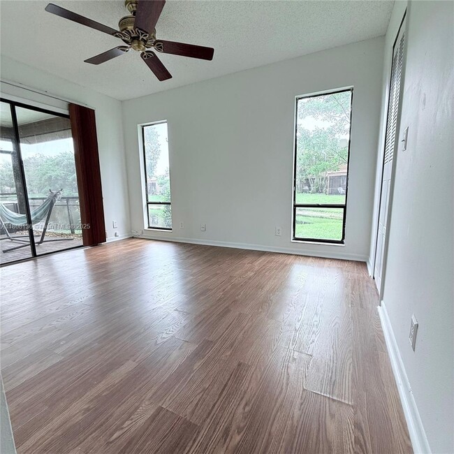 Building Photo - 6183 Live Oak Ct