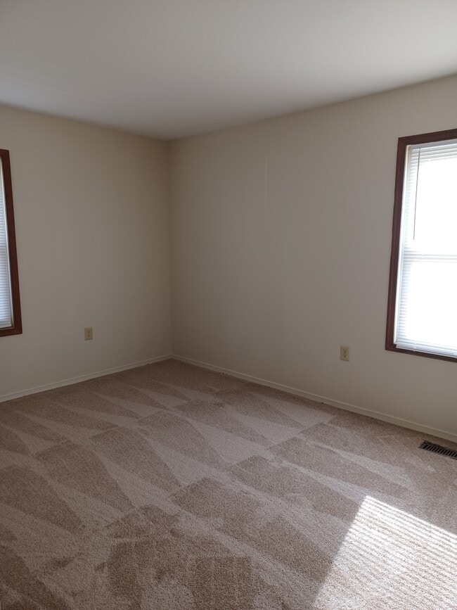 Building Photo - 557 Eagle Dr