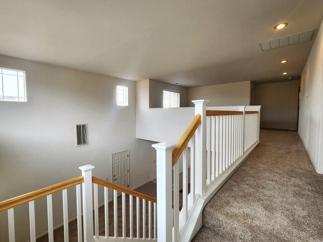 Building Photo - Large home on a golf course