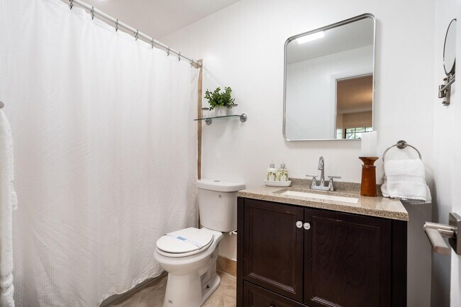 Building Photo - 927 N E St