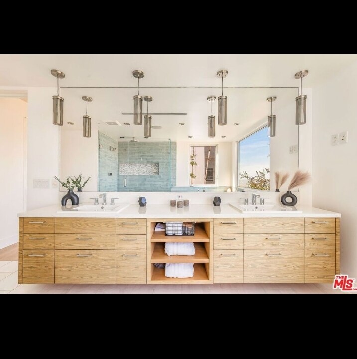 Building Photo - 1610 Viewmont Dr