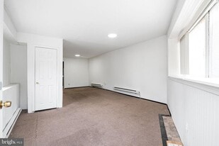 Building Photo - 886 N 66th St