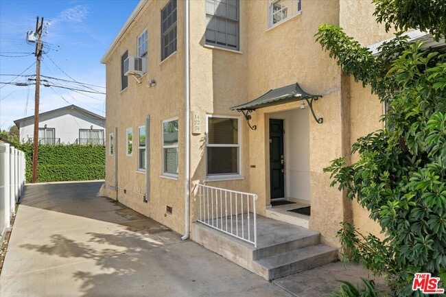 Building Photo - 1472 S Crest Dr