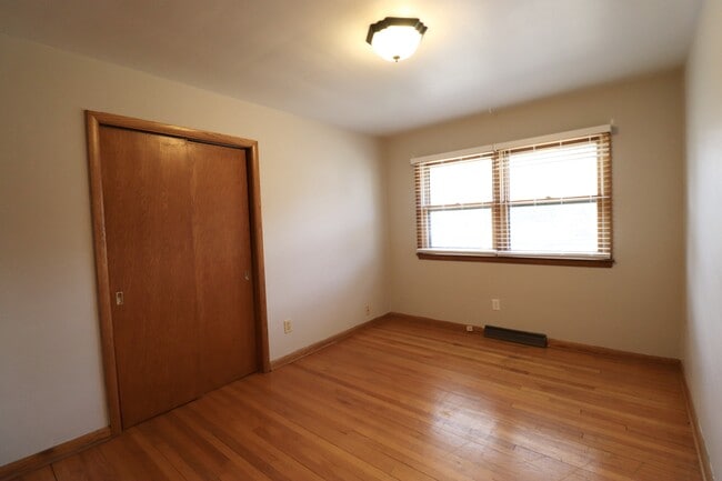 Building Photo - 5331 S La Salle Dr