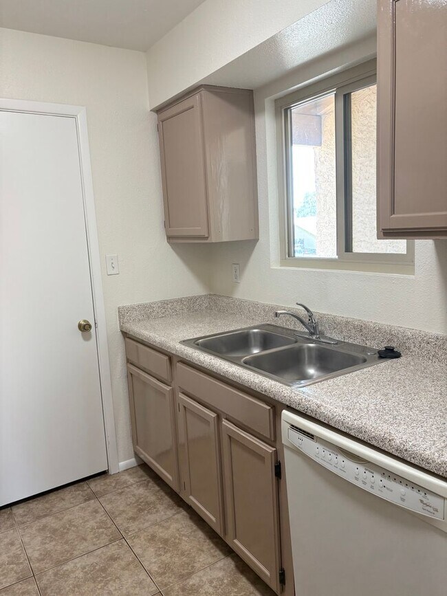 Building Photo - **GREAT 2 BEDROOM/2 BATHROOM/GATED CONDO I...