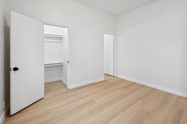 Building Photo - This updated and spacious 1 bedroom / 1 ba...