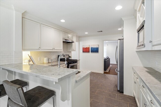 Building Photo - 3215 Castlewood St