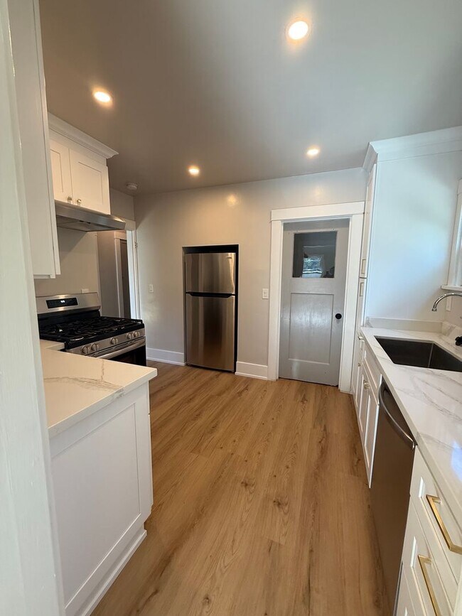 Building Photo - 2 bedroom/ 1 bathroom Home for Rent in Santa Rosa